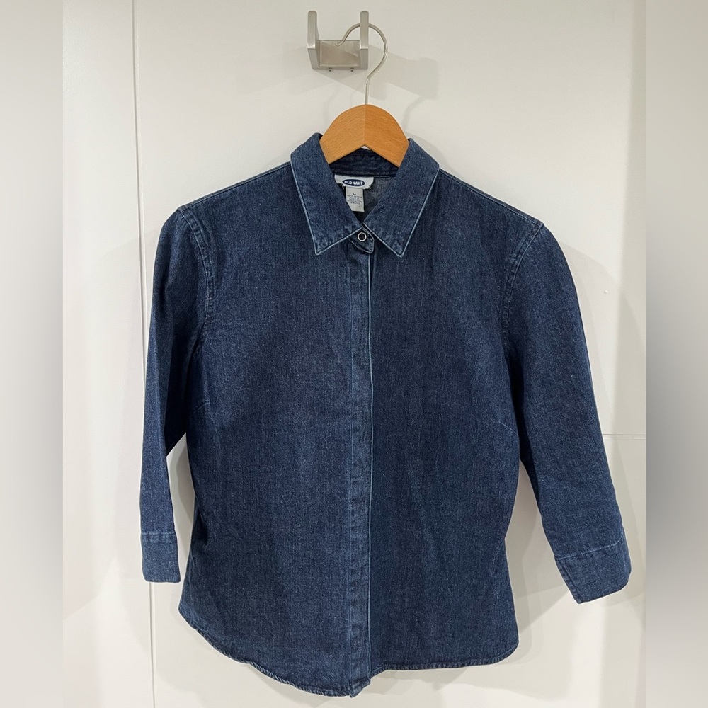 Old Navy 3/4 sleeve snap button denim shirt, Medium, gently used.